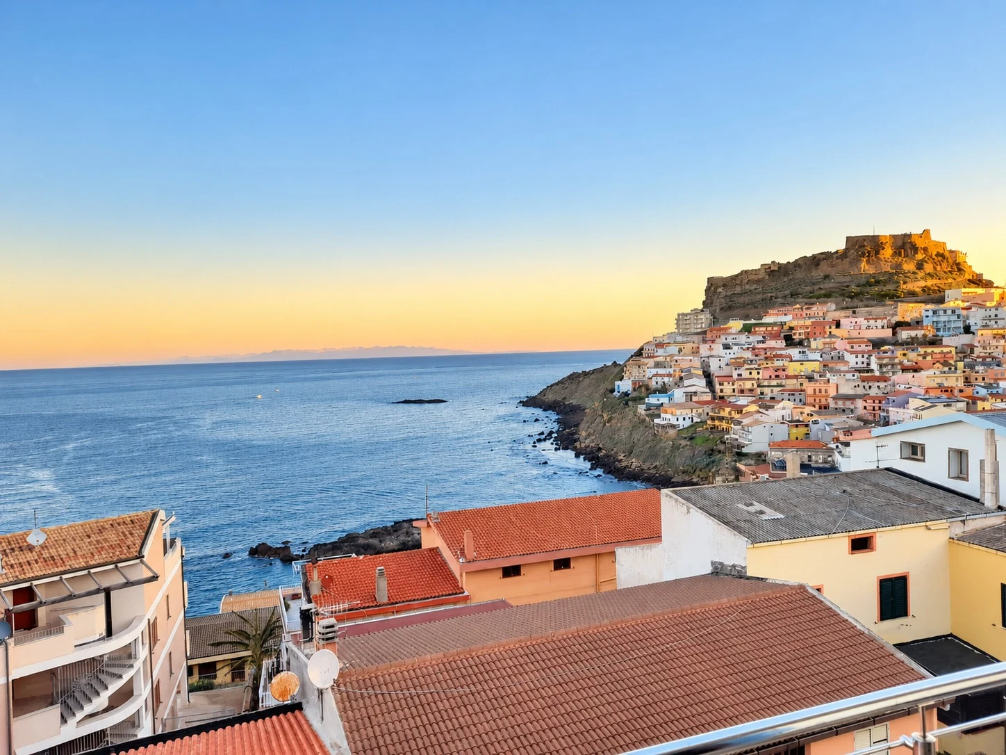 Brezza Marina: il castello di Castelsardo al tramonto, visto dalla casa