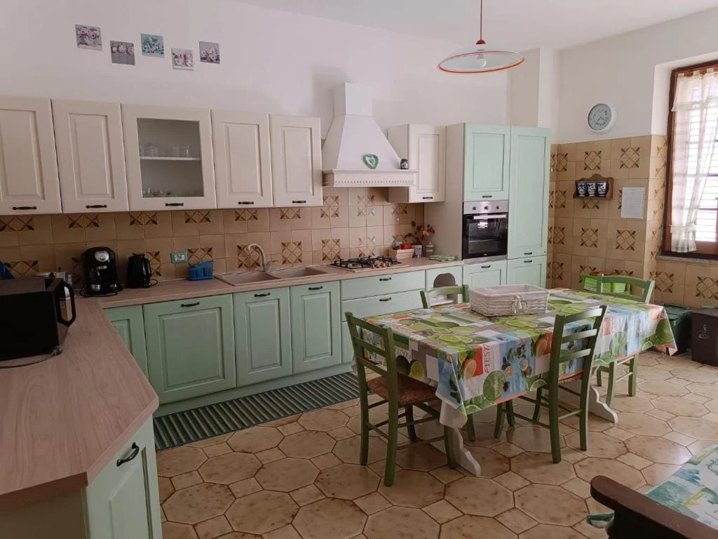 La cucina abitabile di Brezza Marina con il tavolo da pranzo