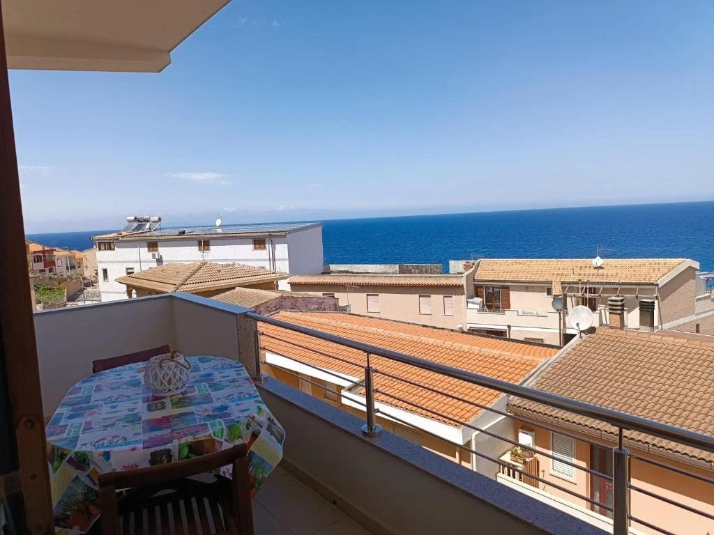 Il terrazzo di Brezza Marina con il tavolo affacciato sul mare