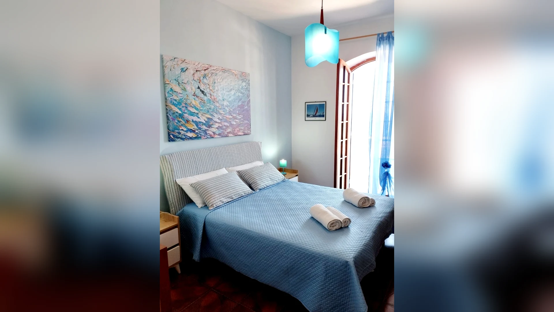 La seconda camera matrimoniale di Oasi Blu con il copriletto blu