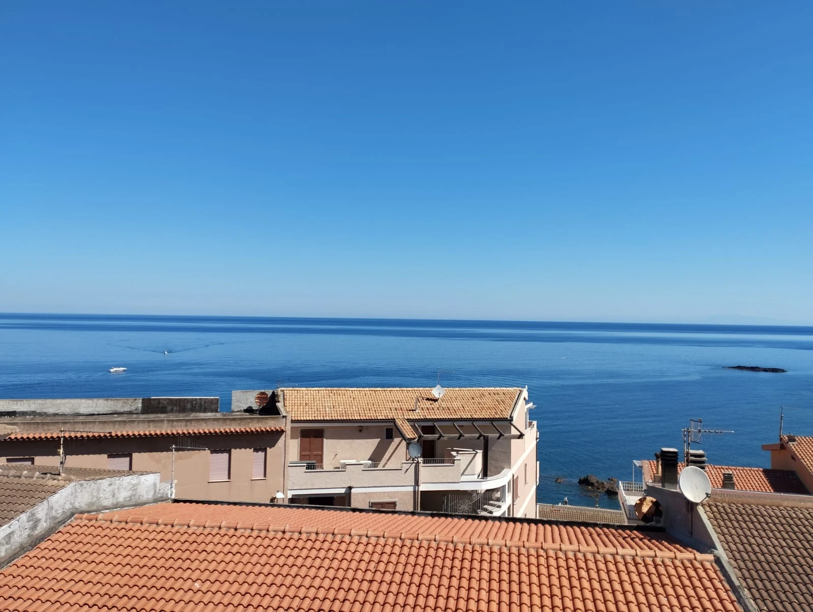Il panorama sul mare e sui tetti visto da Oasi Blu