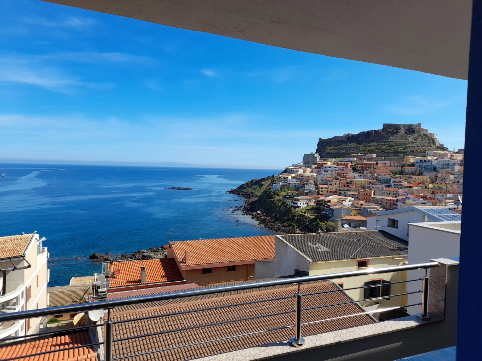 Cara a' Mari: il terrazzo con la vista sul castello e sul mare