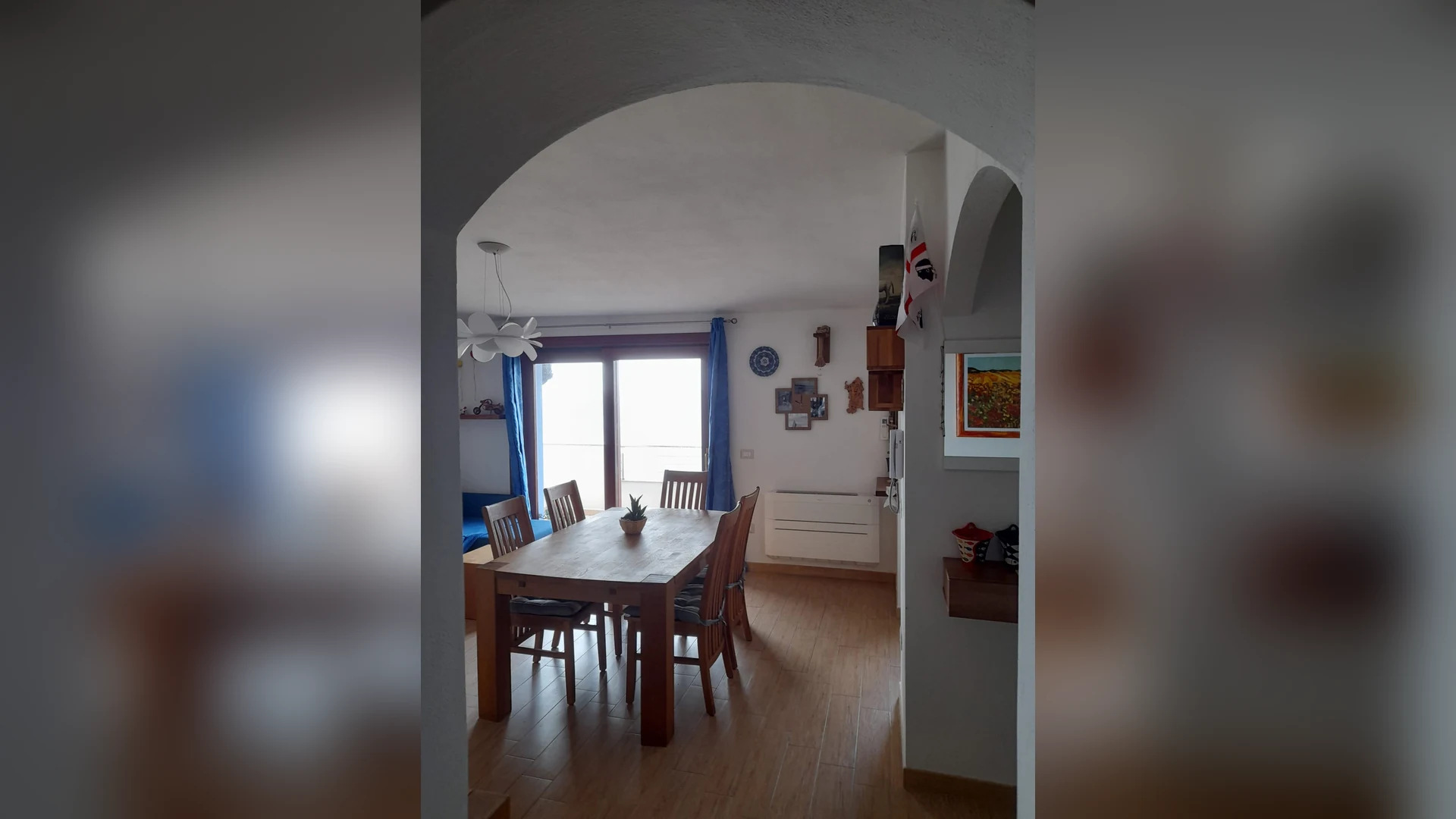 La zona pranzo di Cara a' Mari vista dall'arco