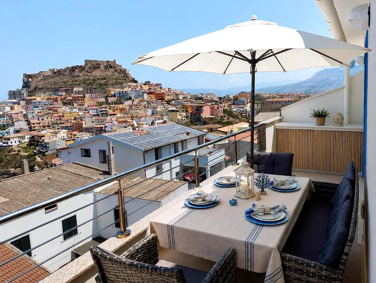 La terrazza con l'ombrellone e il tavolo apparecchiato