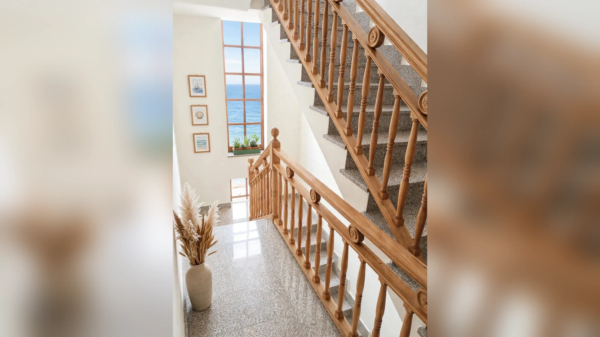 La scala con la ringhiera in legno e la finestra luminosa