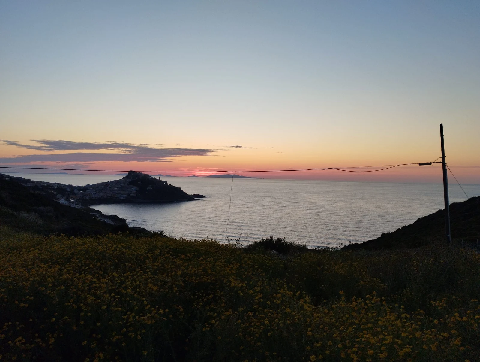 Il tramonto sul mare e sulla costa, visto dal terrazzo