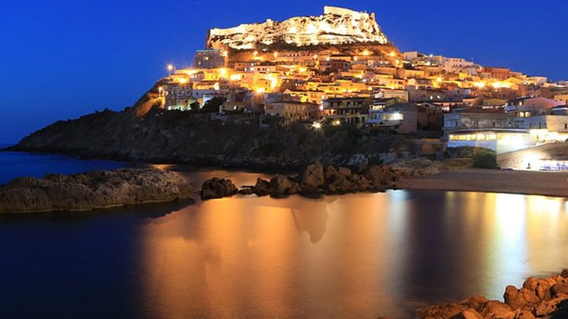 Il borgo di Castelsardo con il castello sul mare