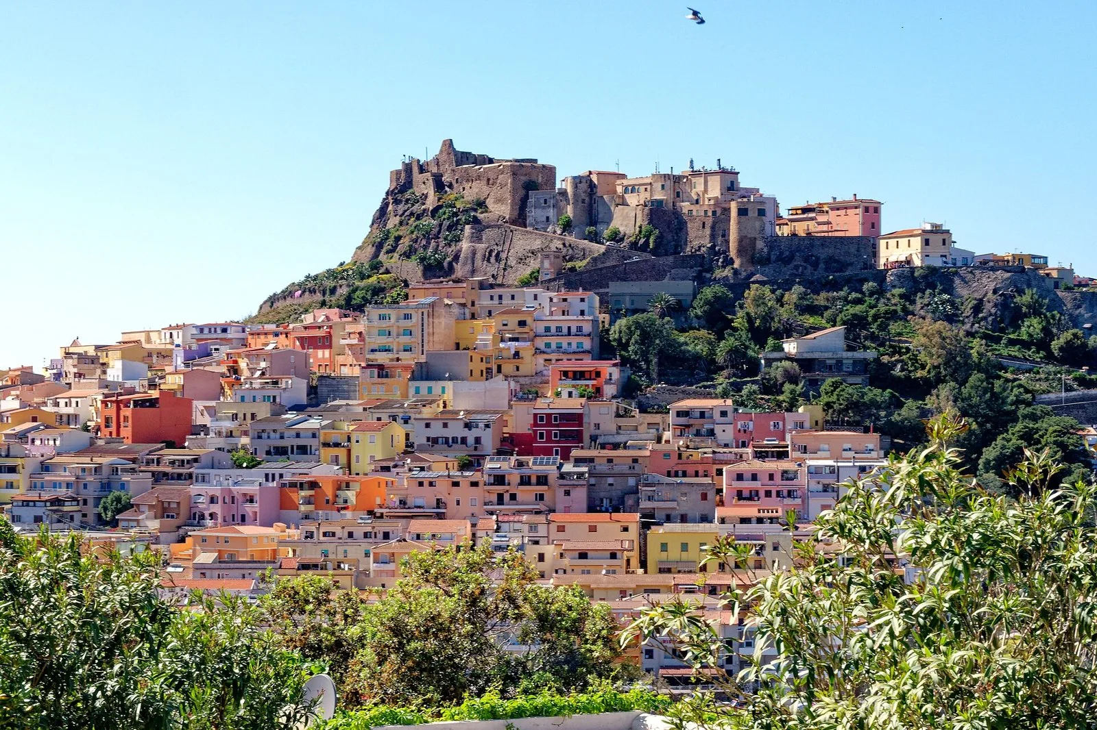 Le mura e i bastioni del castello dei Doria di Castelsardo affacciati sul mare