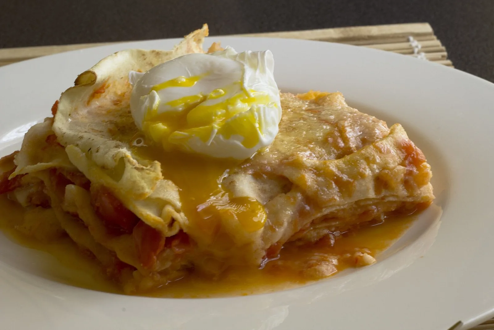Zuppa di pesce alla castellanese servita in un tegame di terracotta con pane abbrustolito