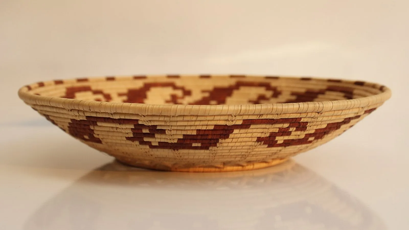 Cesto intrecciato tradizionale sardo in fibra vegetale con decoro geometrico