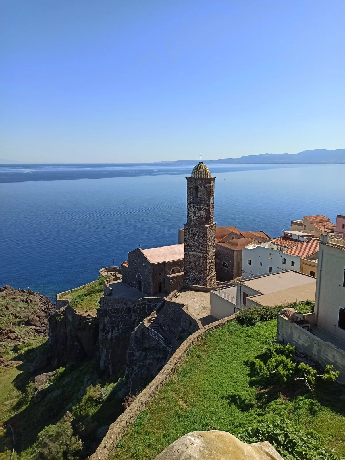 La concattedrale di Sant'Antonio Abate a Castelsardo, a picco sul mare