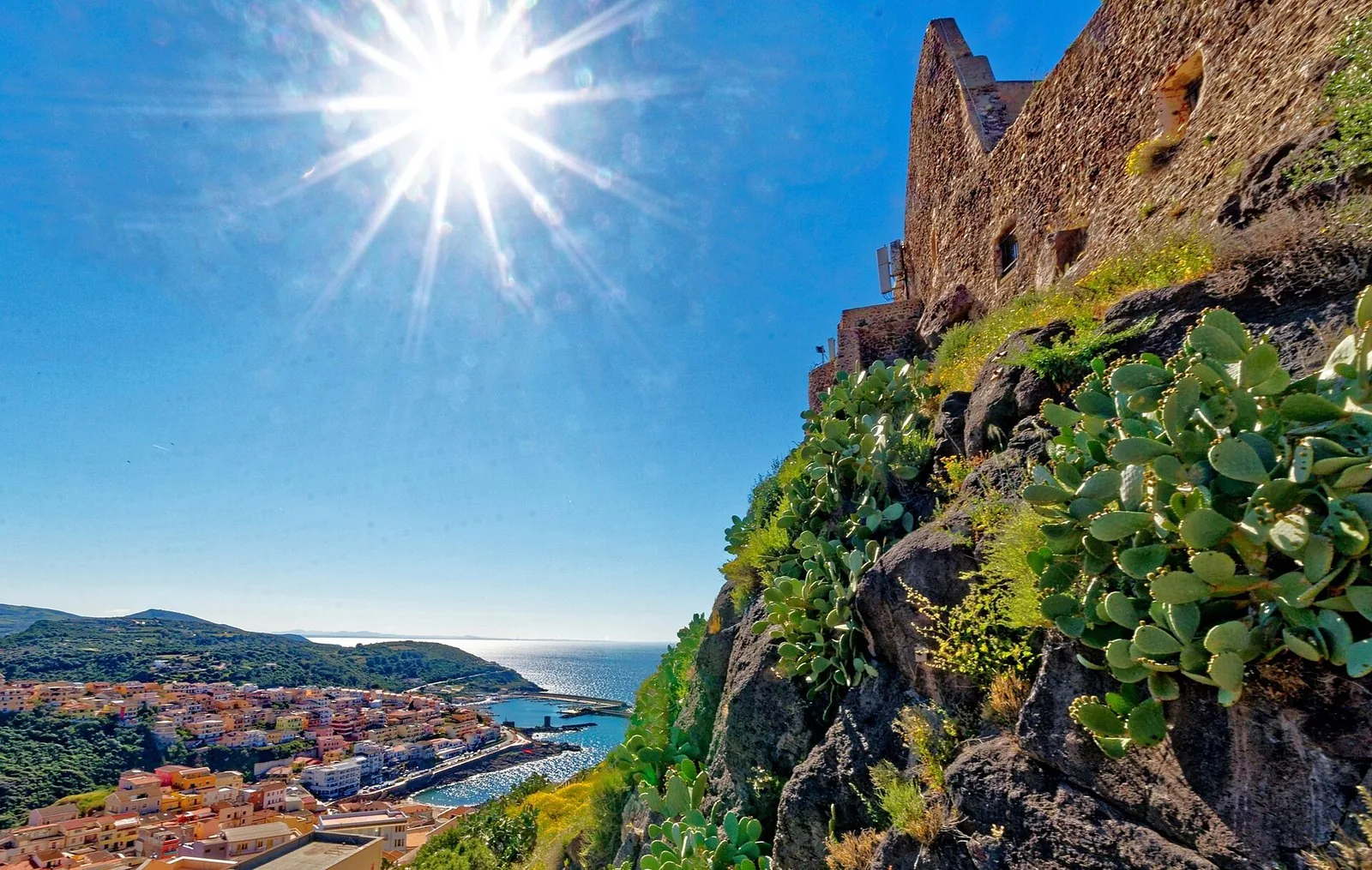 Il borgo di Castelsardo arroccato sul promontorio con il Castello dei Doria affacciato sul mare