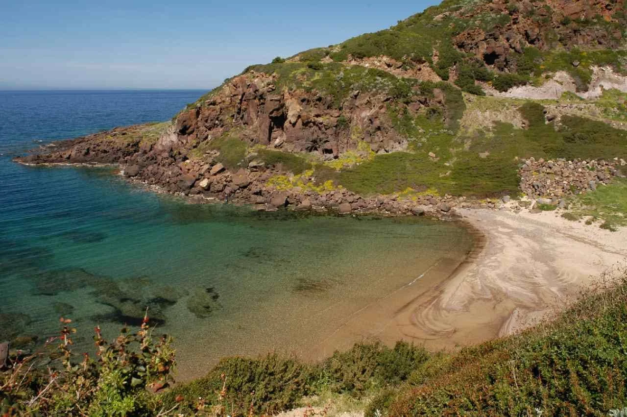 La Baia Ostina, caletta di sabbia chiusa fra le rocce poco fuori Castelsardo