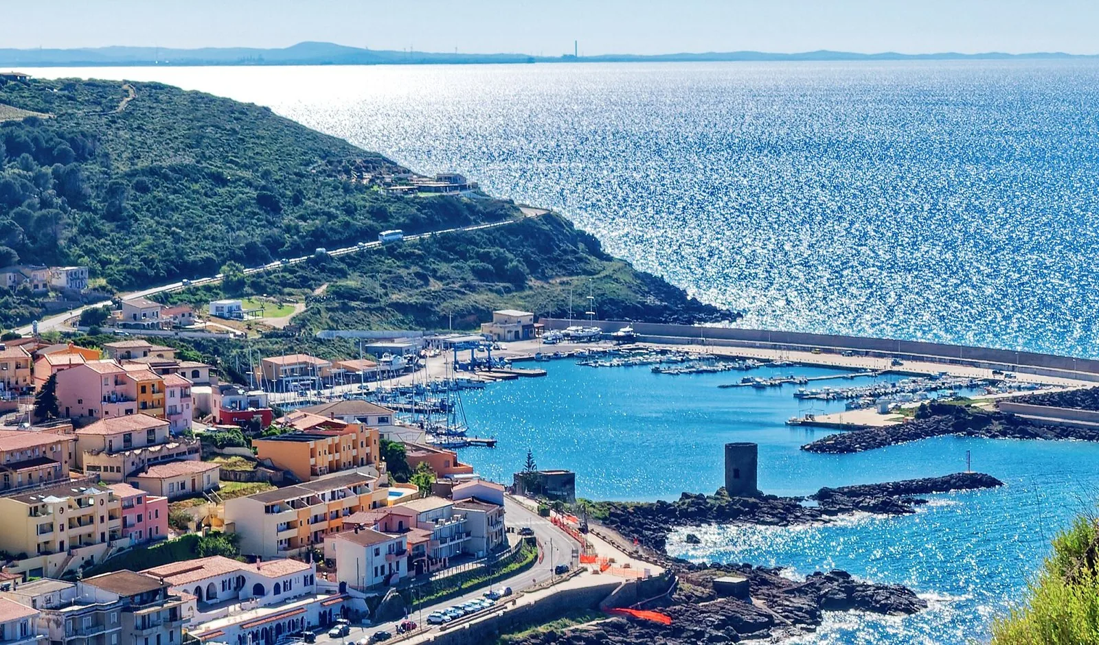 Stretto vicolo in salita con scalinata di pietra e case addossate nel centro storico di Castelsardo