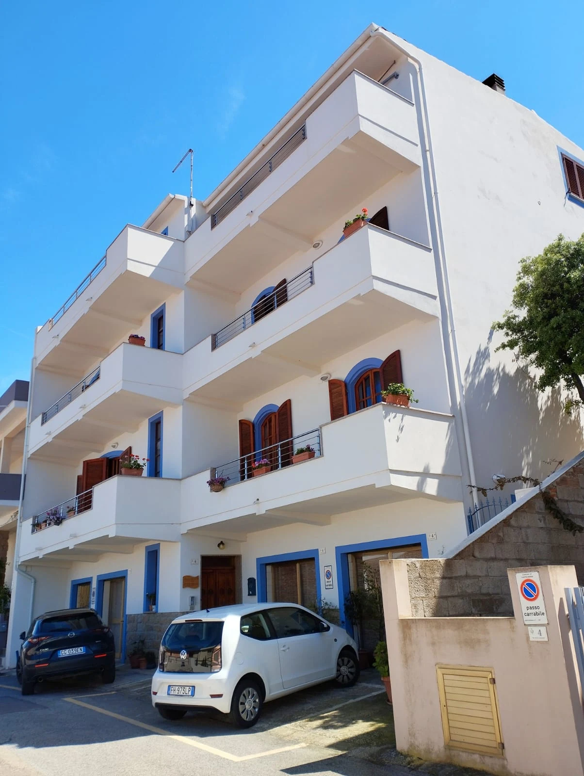 La palazzina di via Cavallotti 6 a Castelsardo, con i terrazzi delle quattro case e il posto auto